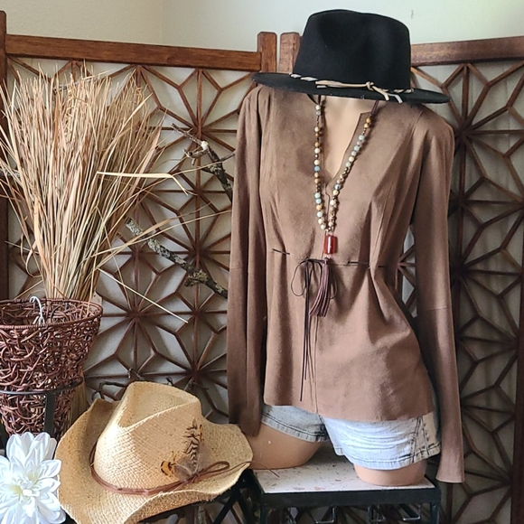 SALE TODAY BEAUTIFUL SUEDE BROWN COWGIRL TOP. - Picture 7 of 16